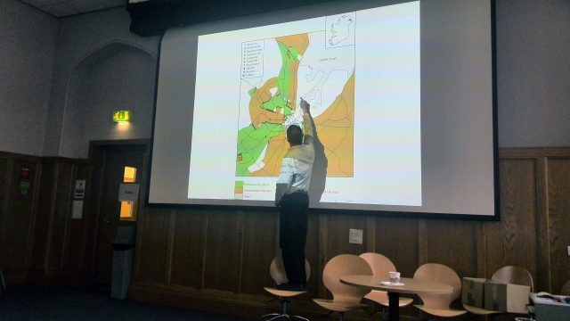 Ніл Джарман показує карту розділеного Белфасту