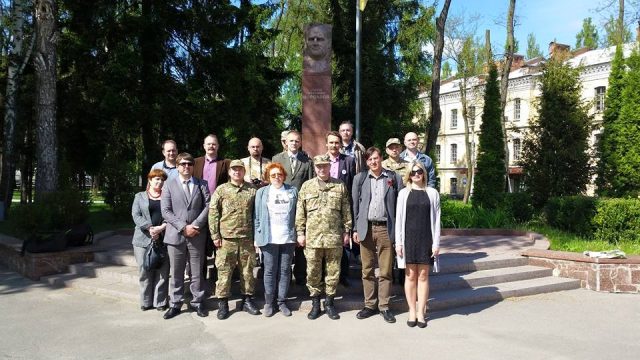 Учасники конференції біля пам'ятника С.Корольову