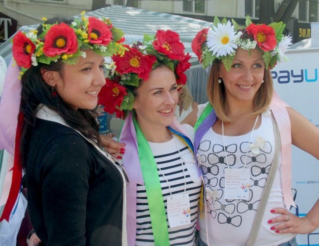Квіти... Фото 5  Юним одеситкам до лиця українські віночки