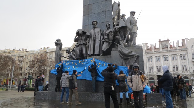 Харків'яни вдягли пам'ятник Шевченку в Харкові