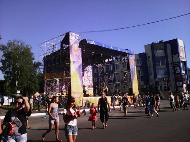 Сцена на центральні площі Змієва.  Фото: Ганна Чуркіна.