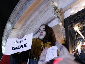 На стихийном митинге памяти жертв террористического акта на площади Республики в Париже, 7 января. Девушка держит листок с надписью «Я – Шарли»
