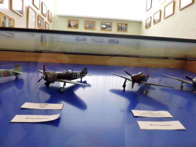 Авіамоделі на виставці, які вже пропонуються до аукціону.