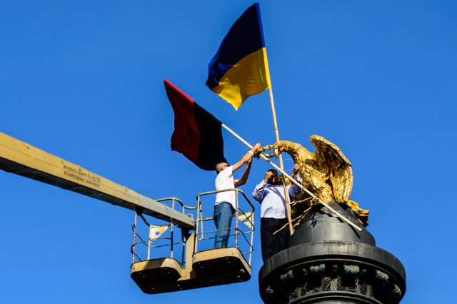 Голова полтавського осередку Правого Сектору Марк Чаус встановлює прапори