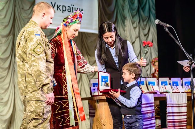 Нагороду отримують дружина та син Сергія Цимбала