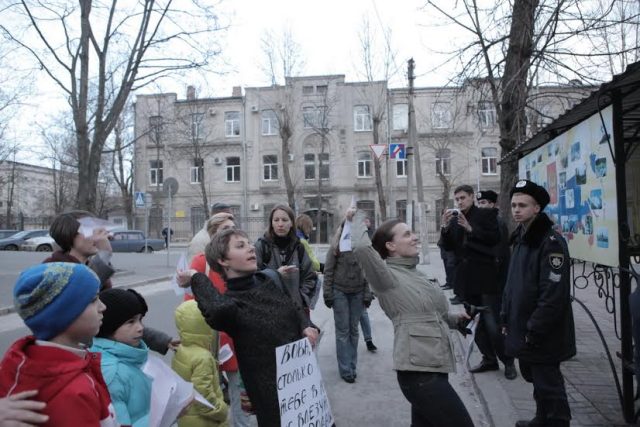 Запуск літачків у консульство РФ з написом Надії волю Фото Вячеслав Мадієвський