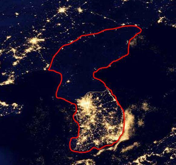 Фото нічної Кореї з космосу (виділена червоним)