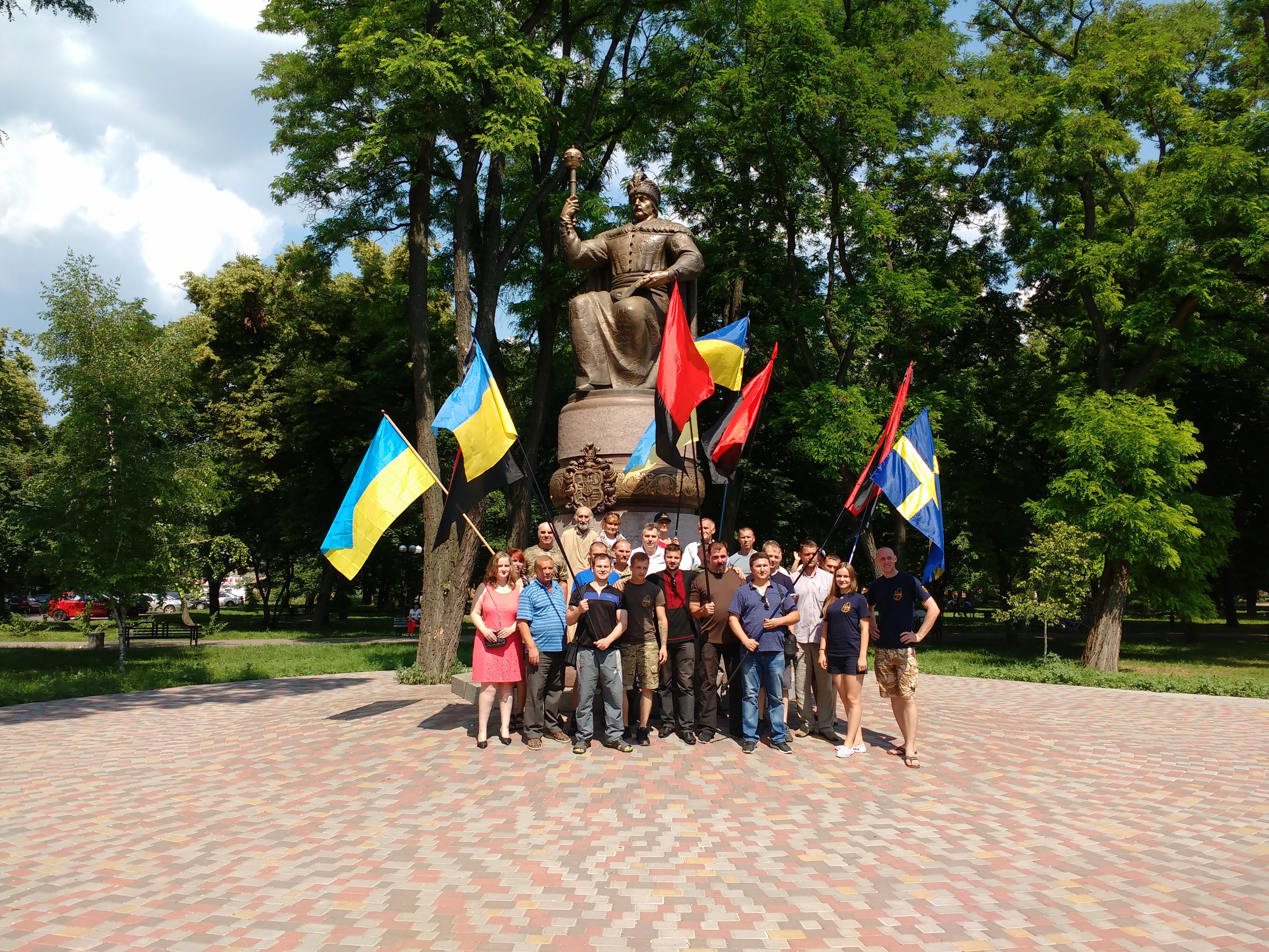 Учасники автопробігу біля пам'ятника гетьману Івану Мазепі. Фото автора.