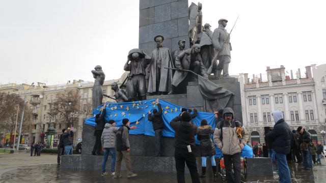 Taras Shevchenko monument - a regular place for Euromaidan meetings in Kharkiv. Kharkiv, December 1, 2013 Organizers are preparing for the first really big rally. Photo by Nataliya Zubar