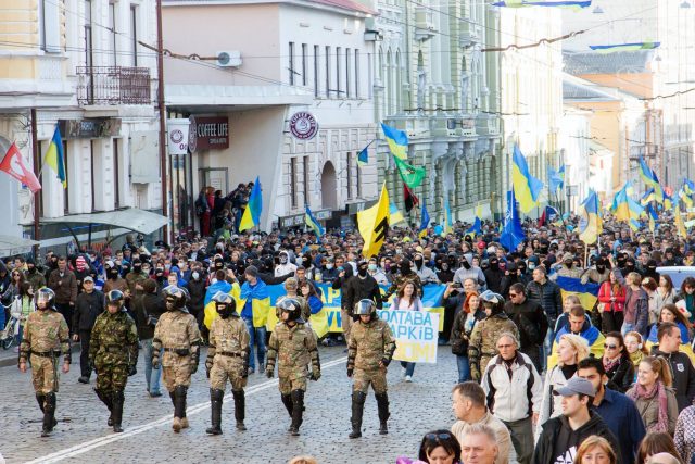 Slobozhanshchyna battalion protects patriotic march in Kharkiv, 2014 