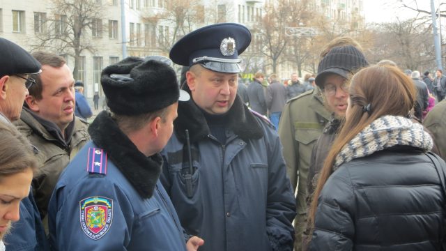 Kharkiv, November 24, 2013. First big rally of Euromaidan. Two members of coordinating council of Euromaidan are talking to the superior of patrol police. Talks continued every day. Photo by Nataliya Zubar
