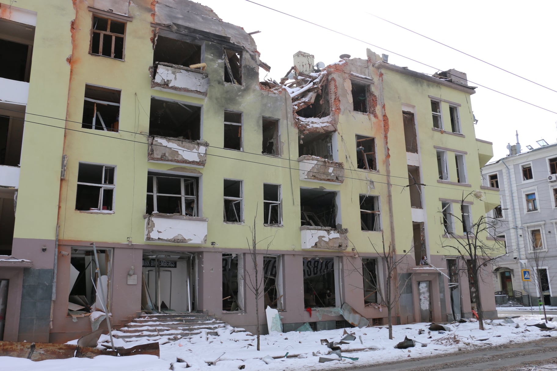 Auf dem Bild: Charkiw, Stadtzentrum nach dem Luftangriff. Hauptgebäude des Staatlichen Notdienstes der Ukraine im Gebiet Charkiw CC BY 4.0