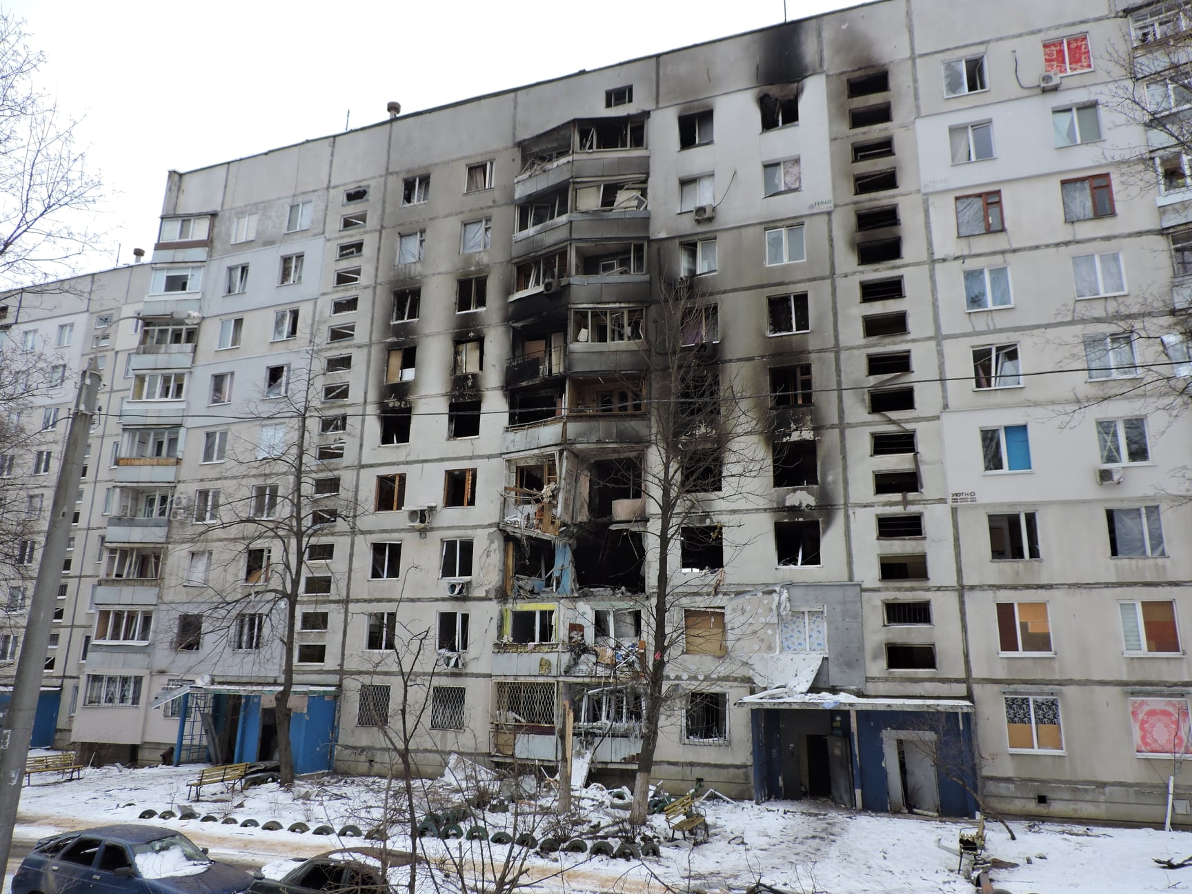 Auf dem Bild: Krasnodarska Straße 177 nach dem Beschuss durch die moskowitischen Raketenwerfer. Fotoautor: Serhij Petrow, CC BY-SA 4.0.