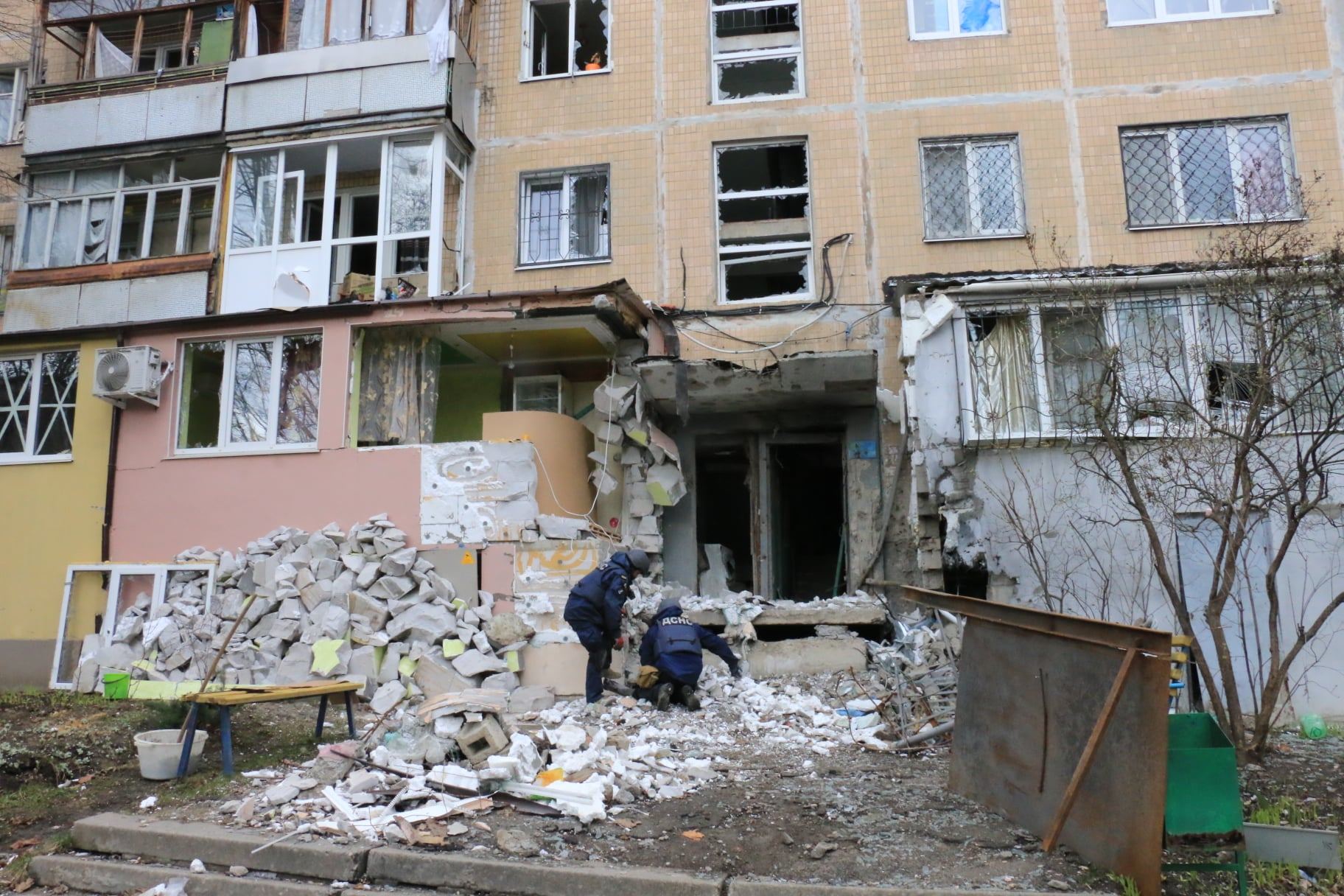 Ein beschädigtes Hochhaus in Charkiw. Foto: Hauptverwaltung des Ukrainischen Notdienstes in der Region Charkiw.