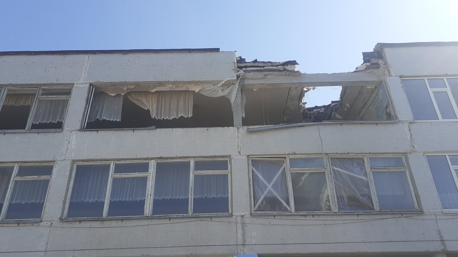 Eine teilweise zerstörte Schule in Charkiw. Foto: Serhij Petrow.