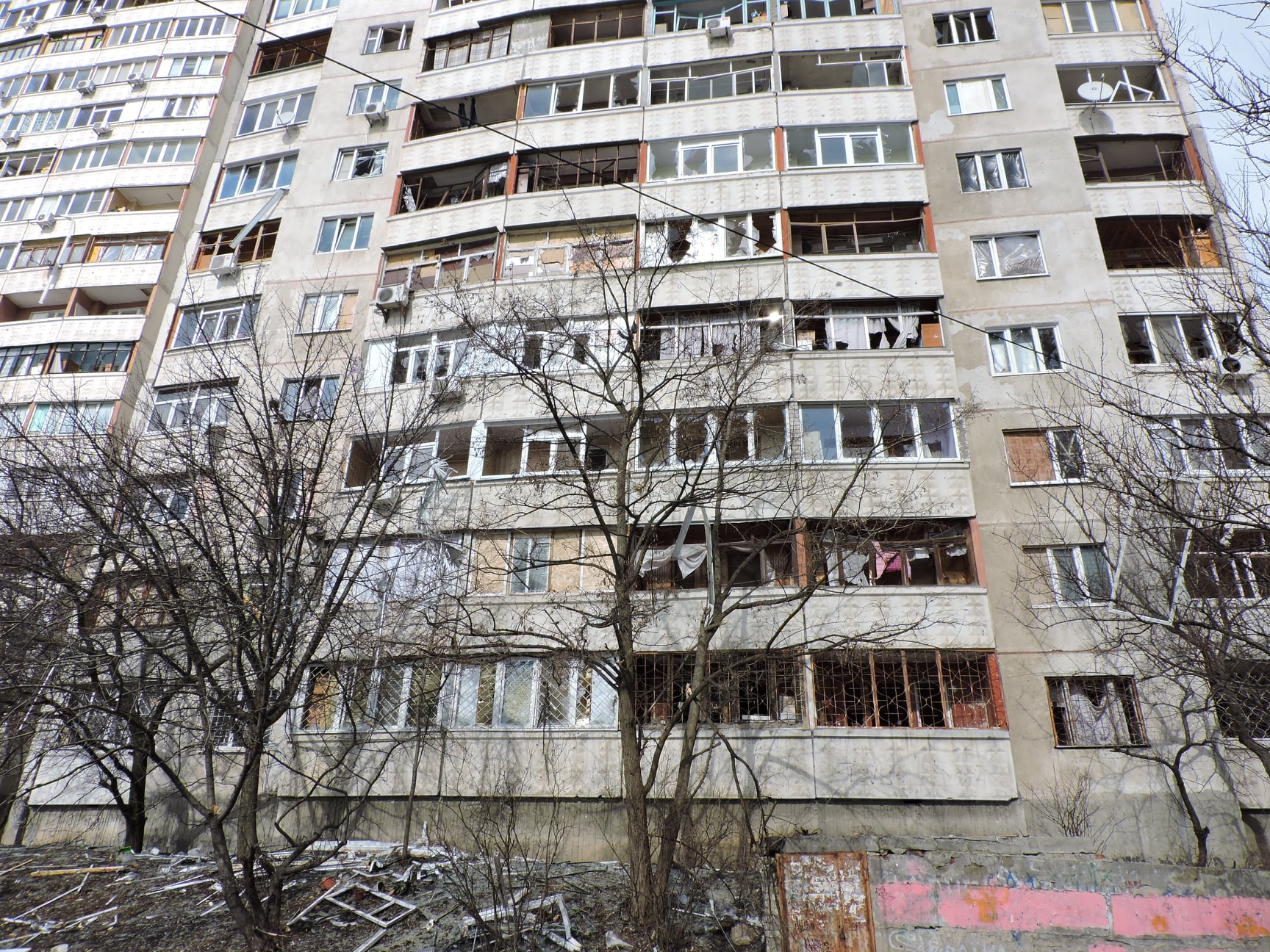 Один з пошкоджених будинків на Салтівці, березень 2022 року. Фото: Сергій Петров, CC BY-SA 4.0.