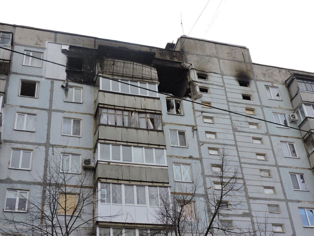 Eines der ernst beschädigten Charkiwer Häuser. Foto: Serhij Petrow, CC BY-SA 4.0.