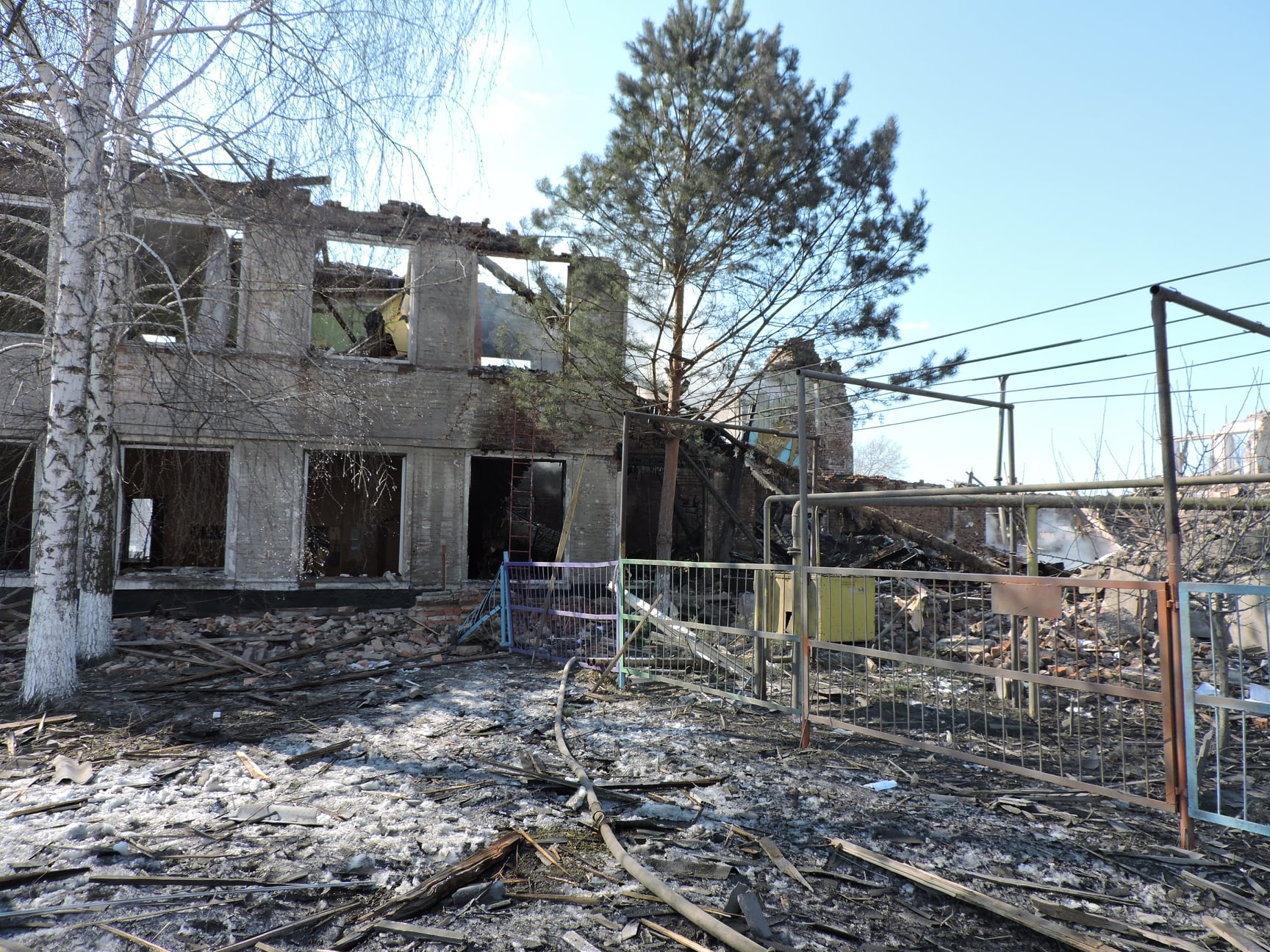 Зруйнована школа у Мерефі, березень 2022 року Фото: Сергій Петров, CC BY-SA 4.0