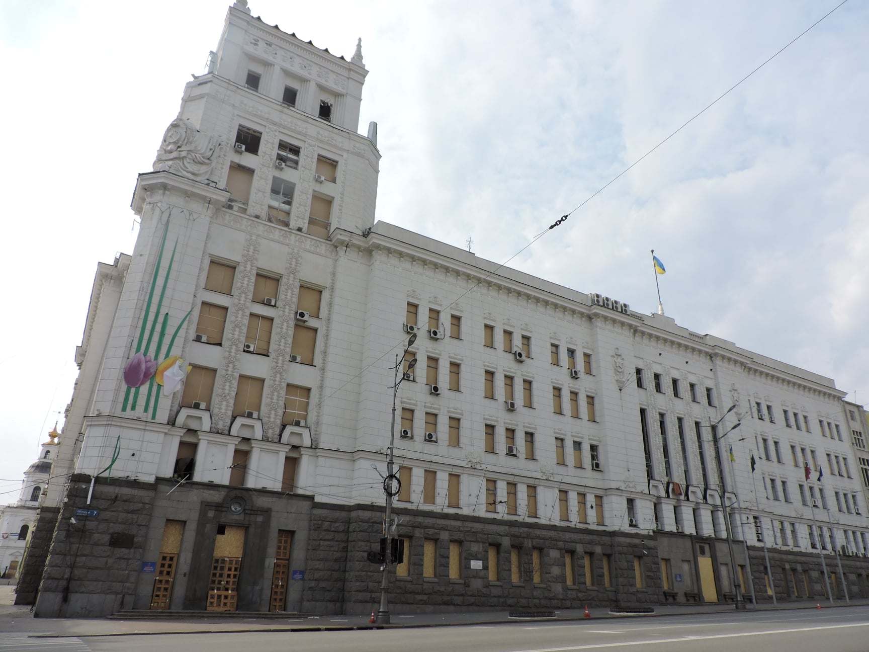 Будівля Харківської міської ради (березень 2022) Фото: Сергій Петров, CC BY-SA 4.0.
