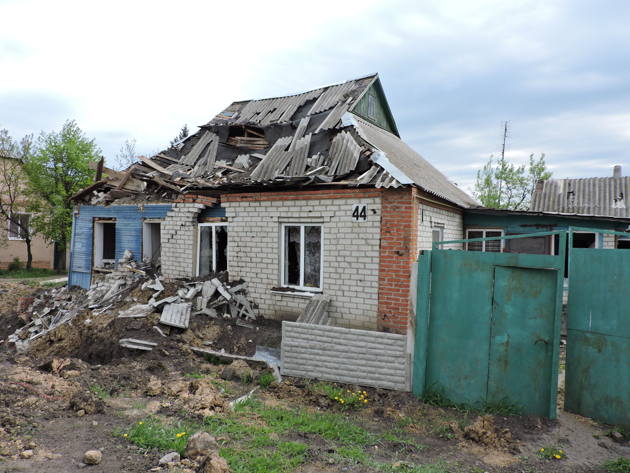 Один із частково зруйнованих будинків у Малій Рогані Фото: Сергій Петров, ліцензія CC BY-SA 4.0.