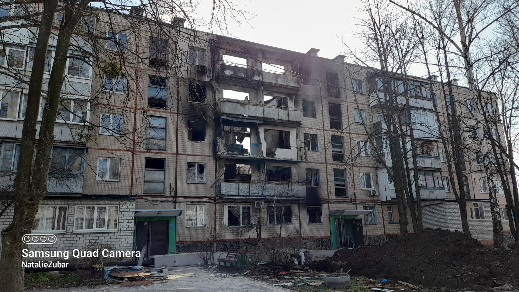 Одна зі зруйнованих багатоповерхівок на Салтівці (квітень 2022) Фото: Наталія Зубар, ліцензія CC BY-SA 4.0.