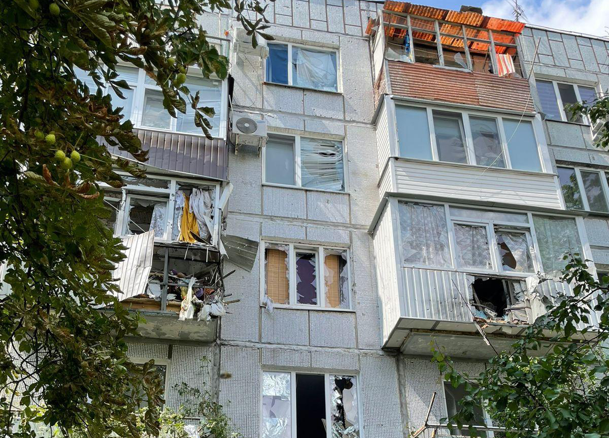 Пошкоджений будинок через обстріл з РСЗВ Чугуєва Фото: Національна поліція. Харківська область, CC BY 4.0