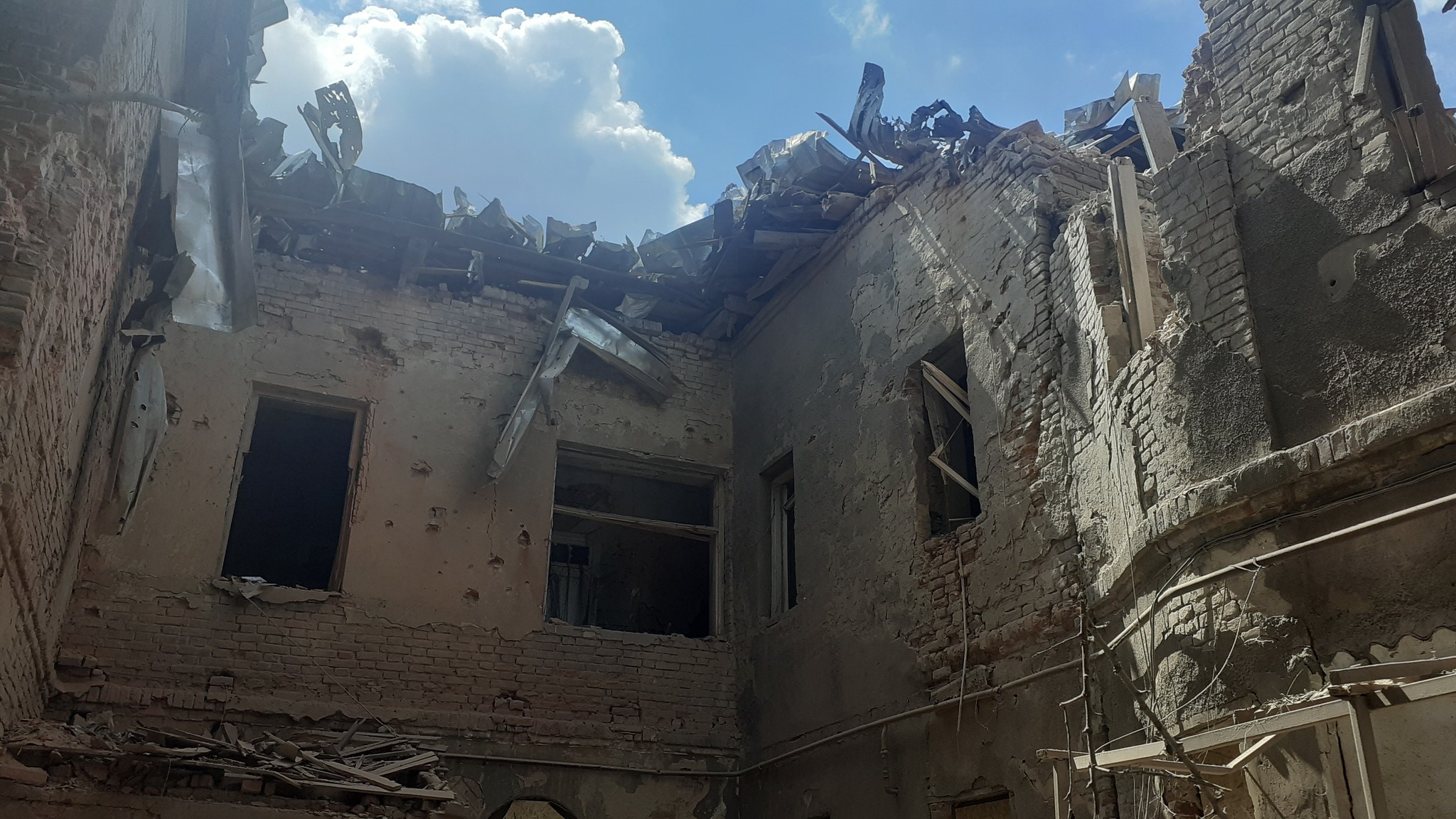 Частково зруйнований житловий будинок на Подолі у Харкові (липень 2022 року). Фото: Сергій Петров, CC BY-SA 4.0