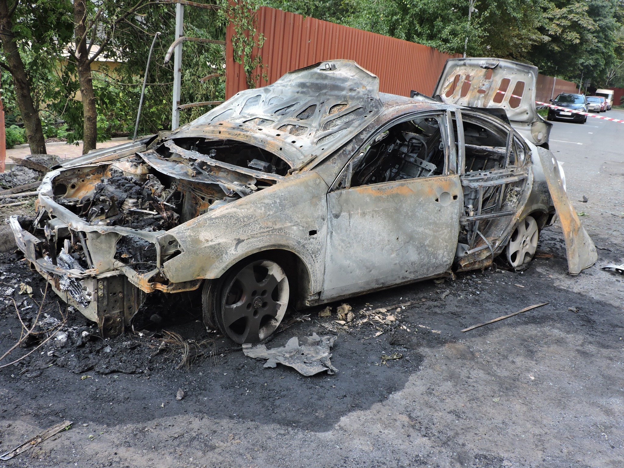 Згоріла автівка через обстріл Павлового Поля у Харкові. Фото: Сергій Петров, CC BY 4.0