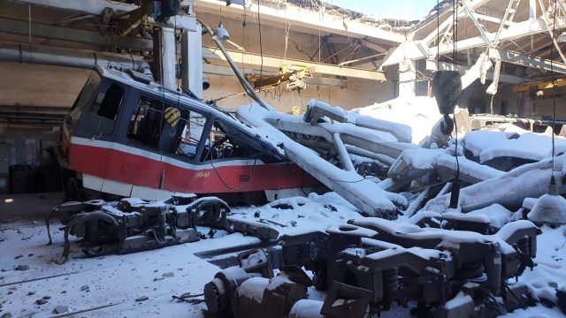 Історичний трамвай в розбитому депо на Салтівці. Величезна частина трамвайного парку Харкова зруйнована обстрілами.