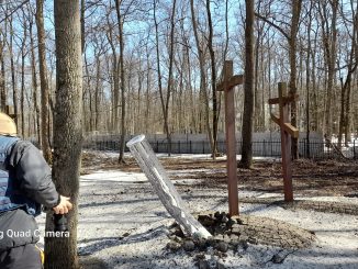 Меморіал жертв тоталітаризму в Пятихатках в Харкові після ударів касетними снарядами.