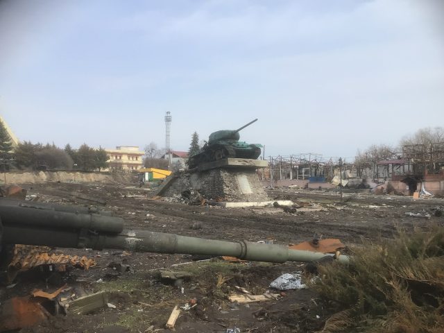 Площа в місті Тростянець Сумської області після танкових боїв