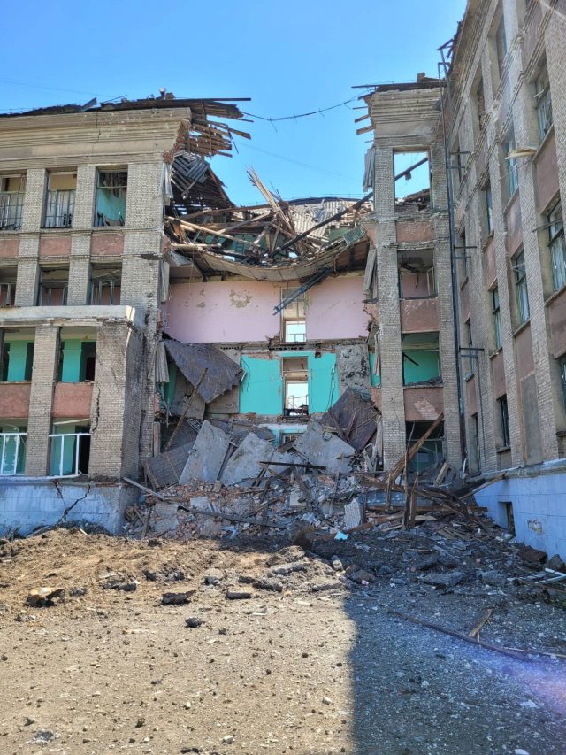 Зруйнована школа в місті Костянтинівка Донецької області.
