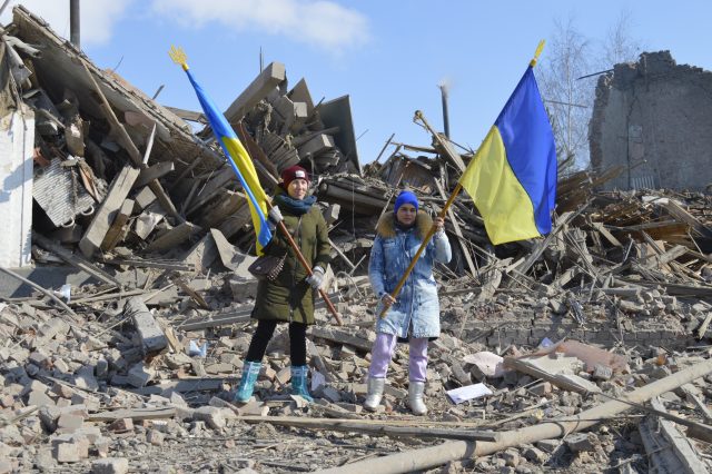 Дівчата біля своєї школи в Мерефі знищеної ударом з повітря.