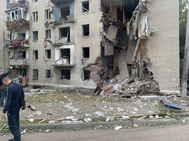 Напівзруйнований ракетним пострілом житловий будинок в місті Словянськ Донецької області.