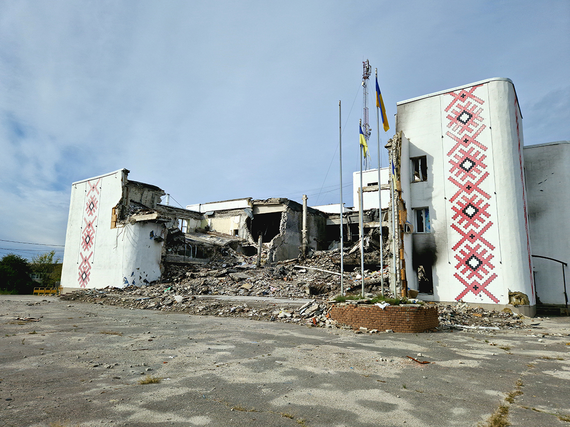 Дім культури в місті Дергачі Харківської області, зруйнований в результаті кількох послідовних обстрілів з РСЗВ та ракет в травні 2022 року.