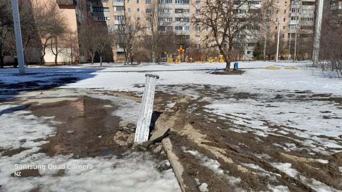 Рештки ракети з касетними зарядами посеред житлового кварталу в П'ятихатках. Фото Наталії Зубар від 21 березня 2022