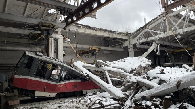 Історичний трамвай в розбитому депо на Салтівці через рік після перших обстрілів.