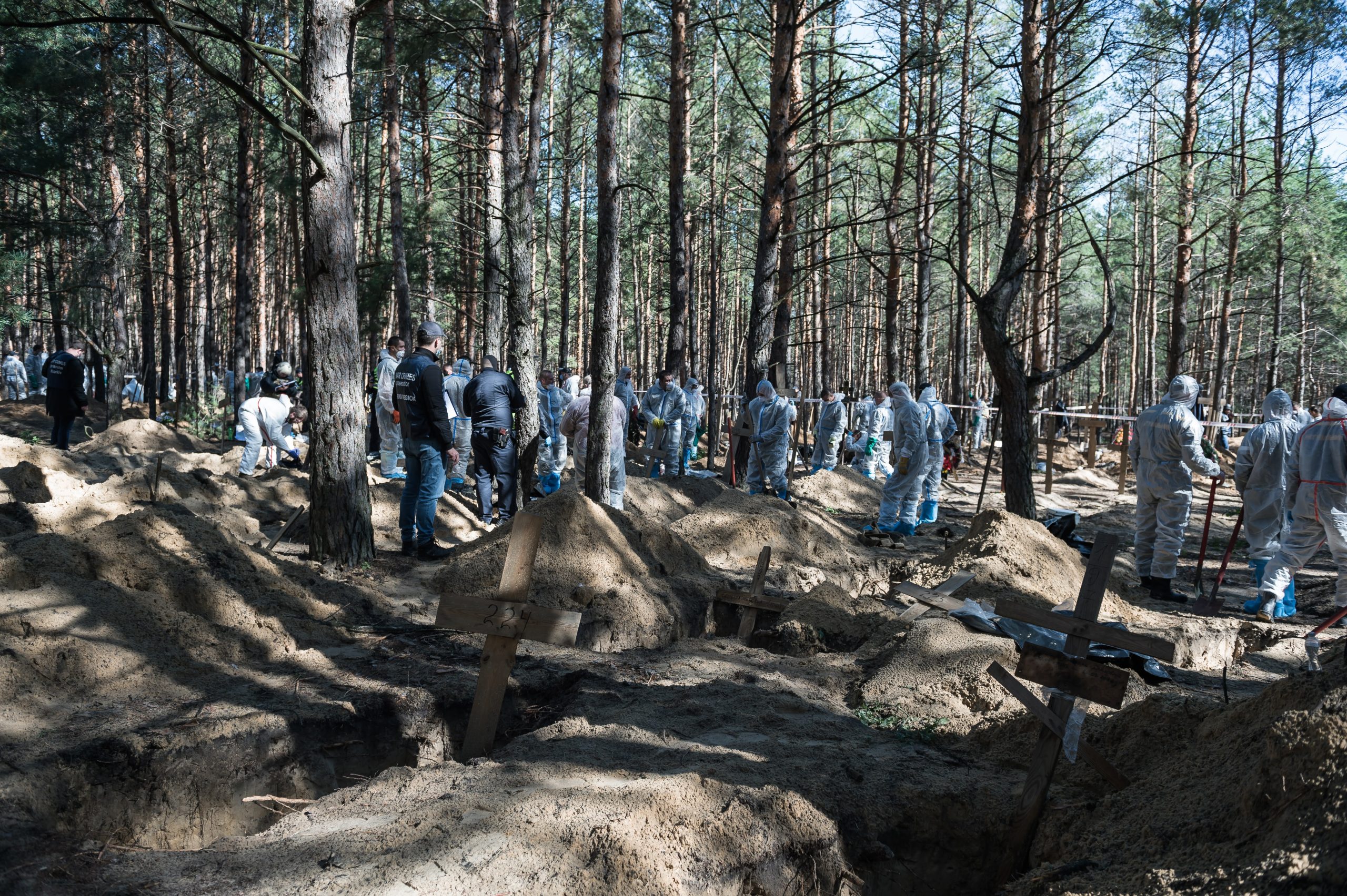 Izyum, Kharkiv region. Exhumation of a mass grave. At a moment the picture is taken the count of corpses was 448. Photo was taken on Sep 23, 2022 by Yevhen Tytarenko.