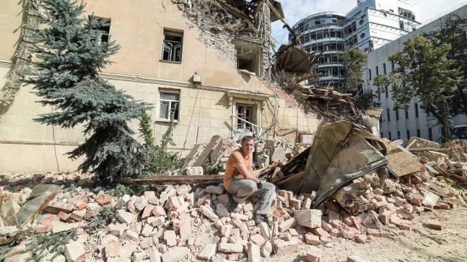 Харків. Вулиця Мироносицька після ракетного удару. Фото Євгена Титаренка від 29 серпня 2022.