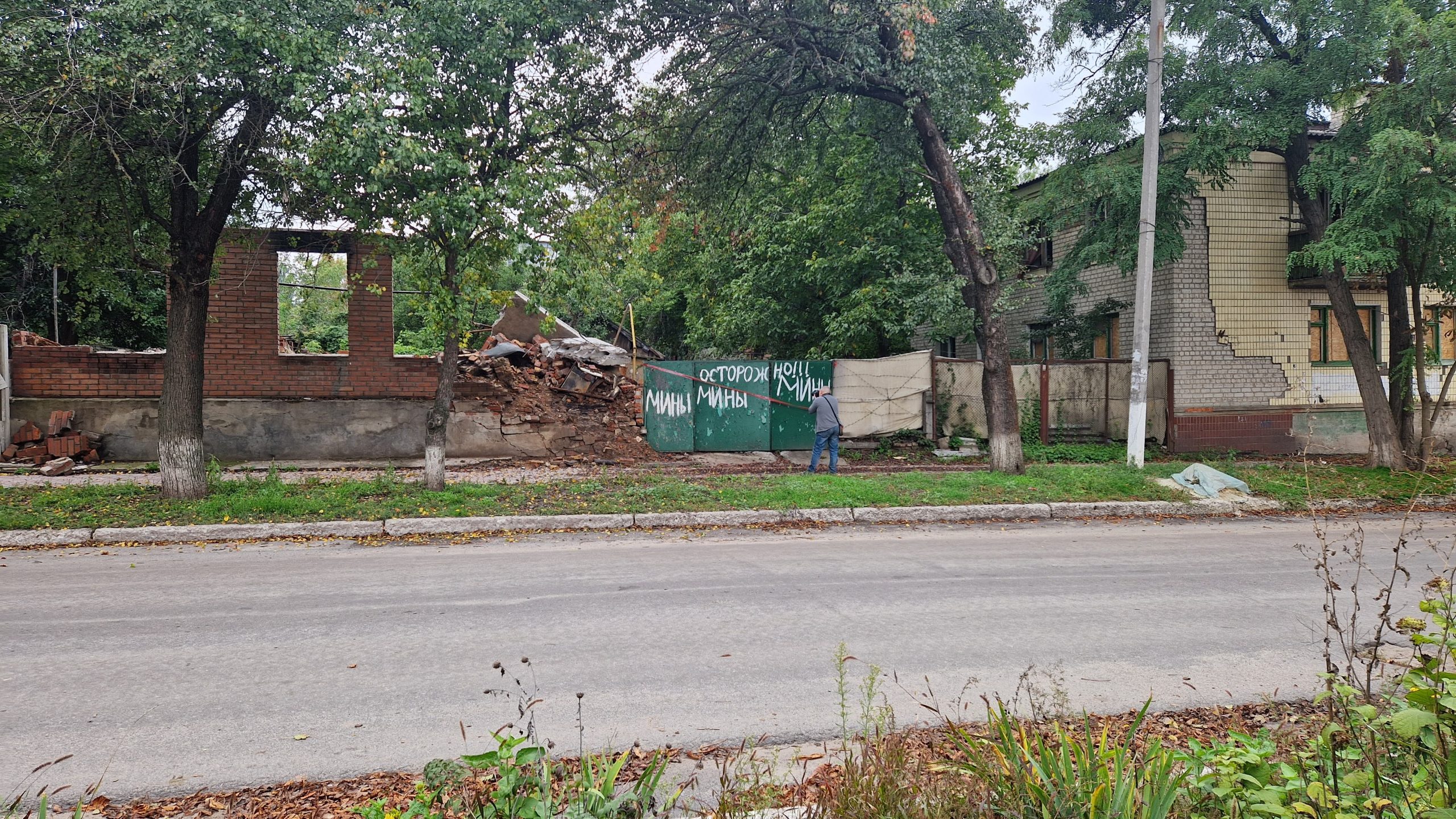 Izyum, Kharkiv region. Pokrovska Street. The sign says: "Beware of Mines". Photo was taken on Sep 30, 2022 by Nataliya Zubar.