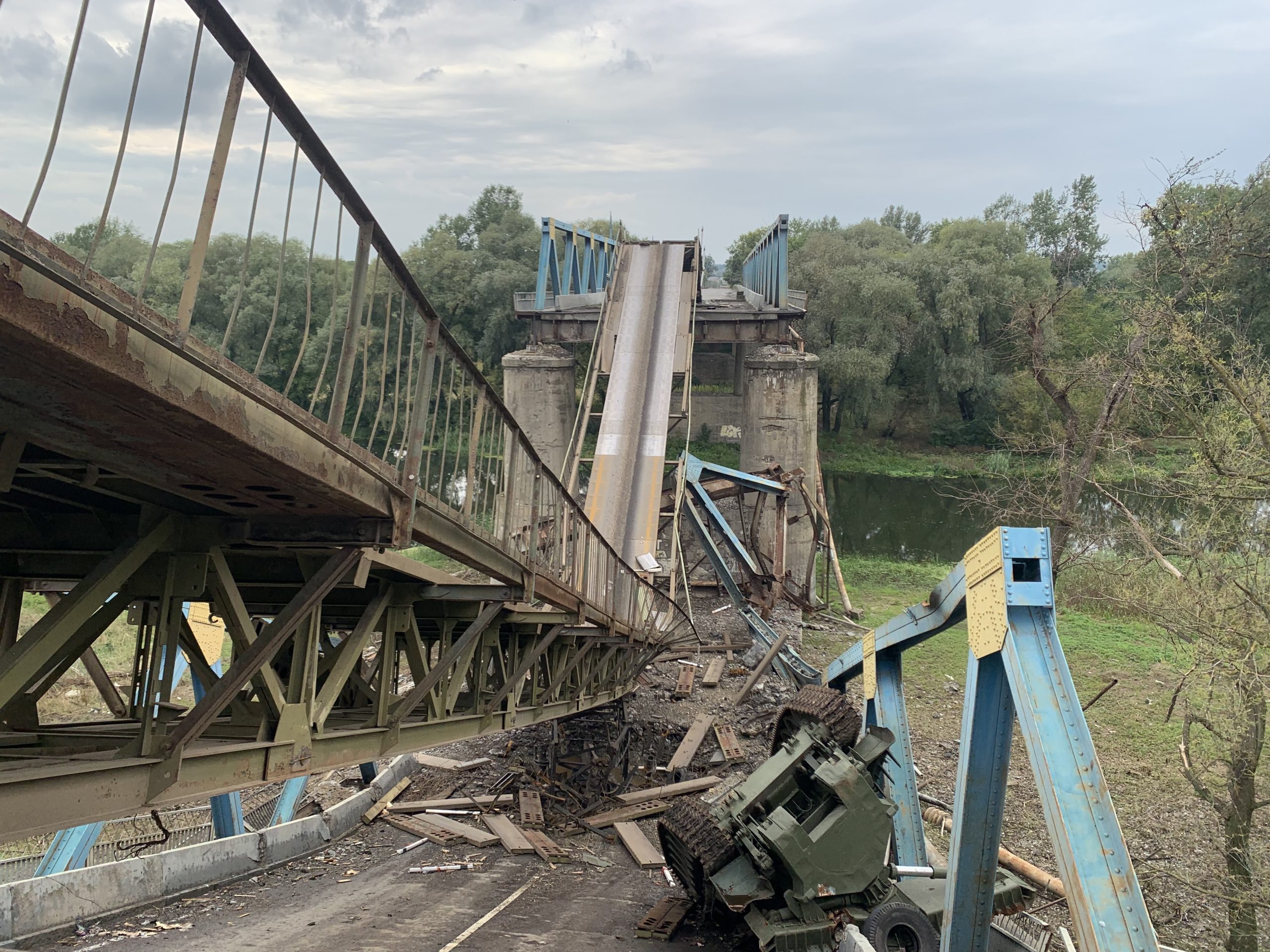 Ізюм, Харківська область. Зруйнований міст. Фото Петра Поймана від 18 вересня 2022.