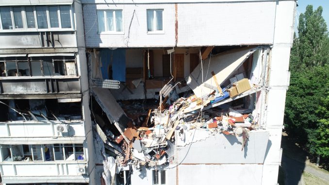 Харків. Балкон на північ в багатоквартирному будинку на Північній Салтівці. Фото з дрона від 9 липня 2022.