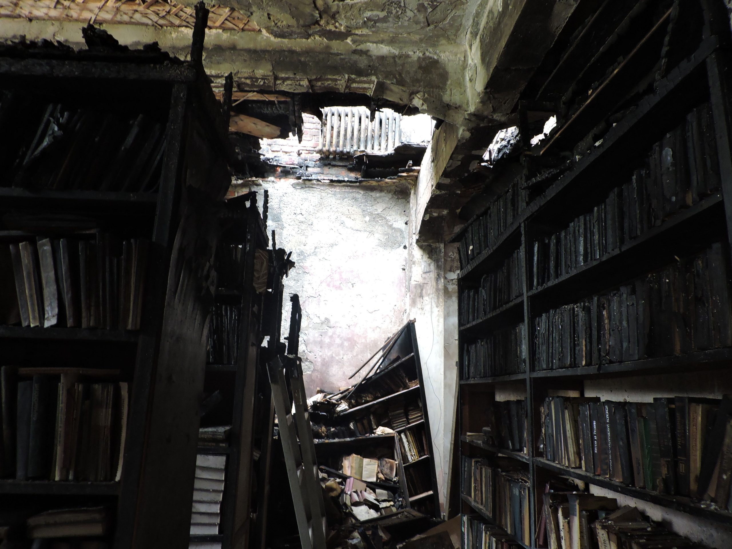Харків. Згарище, що залишилось від бібліотеки коледжу, знищеної 2 серпня 2022 року ракетою С-300. Фото Сергія Петрова від 2 серпня 2022.