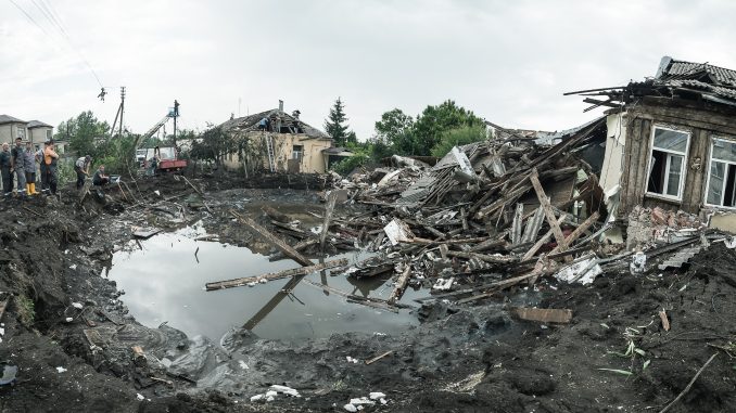 10 липня 2022 року ракета, випущена з Росії, влучила в Основу - район Харкова, пошкодивши будинки та будівлю дитячого санаторію. Фото Євгена Титаренка від 10 липня 2022.