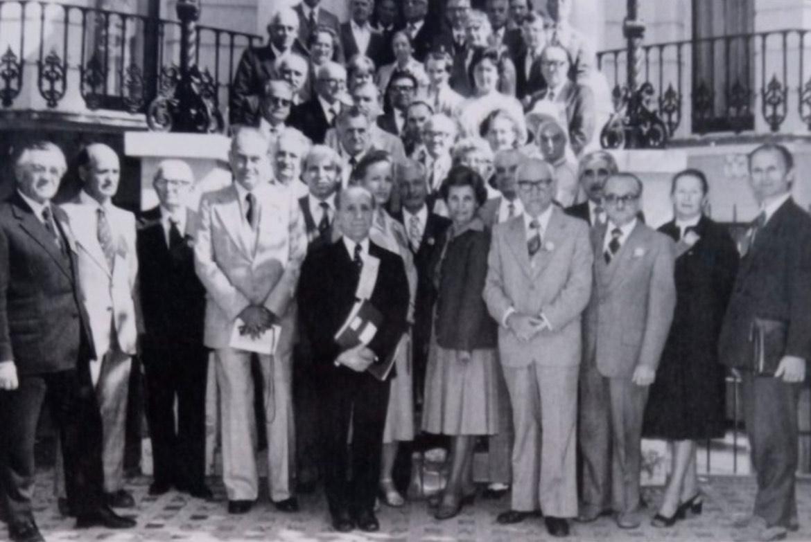 д-р Кирило Митрович (стоїть крайній з права у першому ряду) серед учасників-делеґатів ІІІ-го загального з’їзду УПСО, п’ятий з ліва (з папкою в руках) – Микола Галів, - вересень 1979-ий рік, Лондон