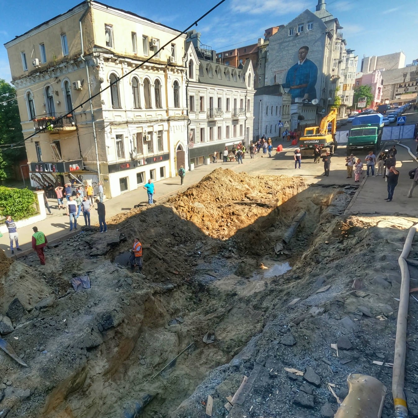 Акустичний терор як метод катування. Харків, 6 червня 2023 року, вулиця Римарська після удару ракетою С-300. Автор фото - Євген Титаренко.