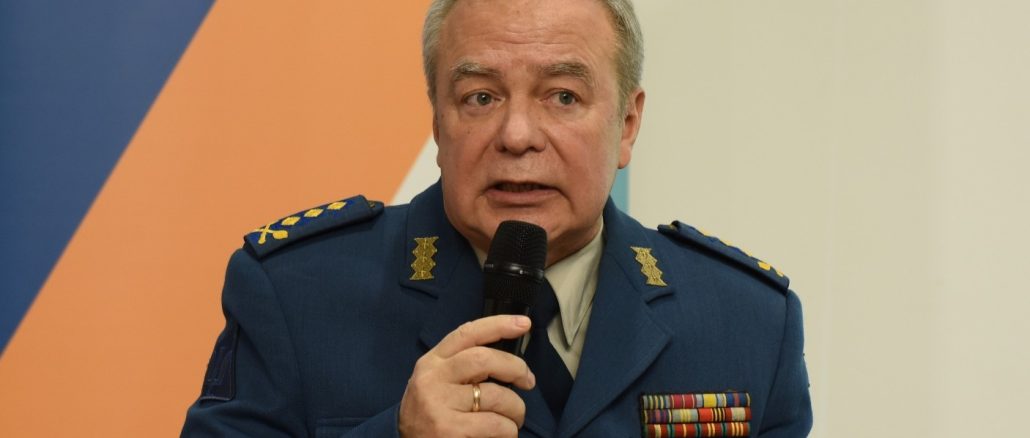 Ігор Романенко, Генерал-лейтенант у відставці, кандидат військових наук, доктор технічних наук, професор виступає під час під час Восьмого Харківського Міжнародного Безпекового Форуму “Цивільна мобілізація: пошук відповідей на виклики війни”, який пройшов в Харкові 5 грудня 2025 року. Фотограф: Євген Титаренко