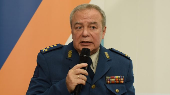 Ігор Романенко, Генерал-лейтенант у відставці, кандидат військових наук, доктор технічних наук, професор виступає під час під час Восьмого Харківського Міжнародного Безпекового Форуму “Цивільна мобілізація: пошук відповідей на виклики війни”, який пройшов в Харкові 5 грудня 2025 року. Фотограф: Євген Титаренко