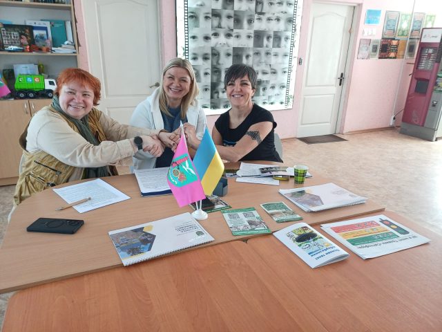 Савинці, 5 травня 2026 року. Меморандум підписано, на фото зліва направо: Наталія Зубар, Голова правління Інформаційного центру “Майдан Моніторинг”, Оксана Супрун, голова Савинської військової адміністрації та Маркета Ворел, засновниця благодійного фонду Sunflower F.U.N.D. з США. Автор фото: Валерія Гонтар.